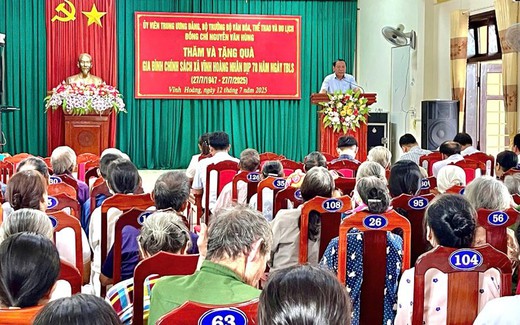 Bộ trưởng Nguyễn Văn Hùng thăm, tặng quà người có công tại Quảng Trị