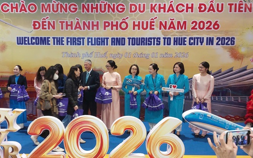 Du lịch Huế khởi động năm 2026 với lễ đón du khách đầu tiên bằng hàng không và tàu biển