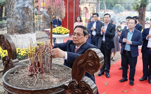 Thủ tướng Phạm Minh Chính dâng hương tại Hoàng thành Thăng Long