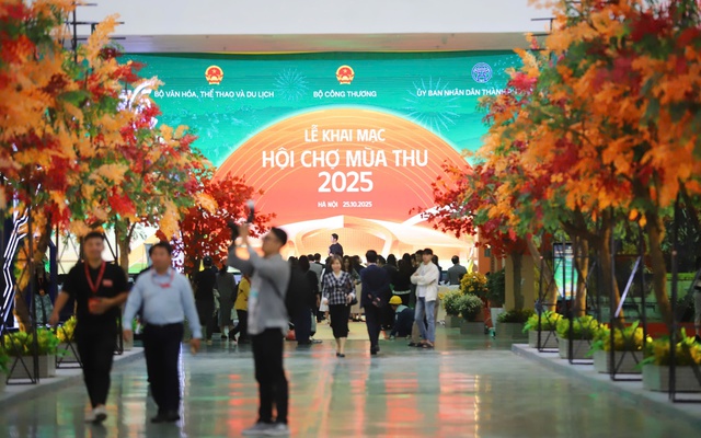 Gấp rút hoàn thiện gian hàng, sẵn sàng cho Hội chợ mùa Thu 2025