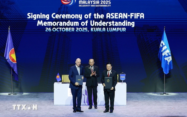 Thủ tướng Phạm Minh Chính chứng kiến Lễ ký Bản ghi nhớ hợp tác ASEAN-FIFA