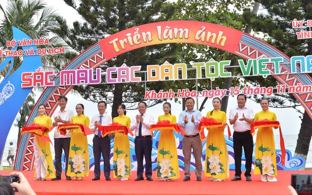 Tôn vinh bản sắc 54 dân tộc tại Triển lãm ảnh “Sắc màu các dân tộc Việt Nam”