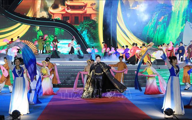 Sắc màu văn hóa Việt Nam và Trung Quốc trong đêm khai mạc Festival sông Hồng đầu tiên