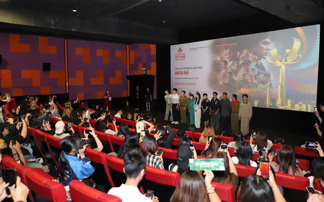 Khán giả hào hứng tham dự chương trình chiếu Phim "Mưa Đỏ" tại Liên hoan Phim Việt Nam lần thứ XXIV