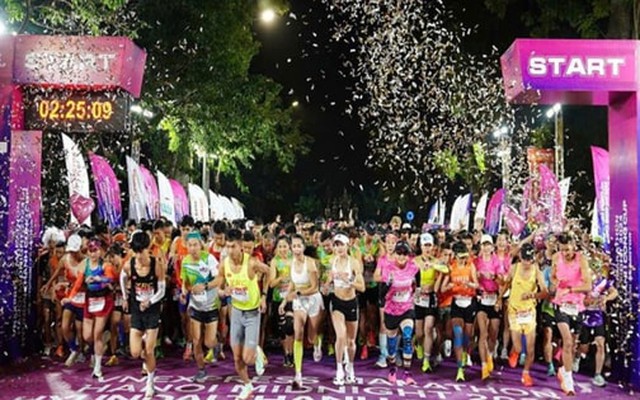 Gần 10.000 VĐV dự Giải chạy đêm Hà Nội - VnExpress Marathon Hanoi Midnight 2025