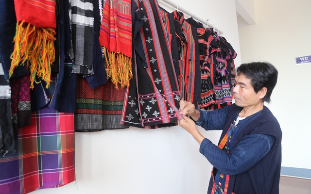 Đánh thức tiềm năng du lịch từ sắc màu thổ cẩm Vân Kiều, Pa Cô