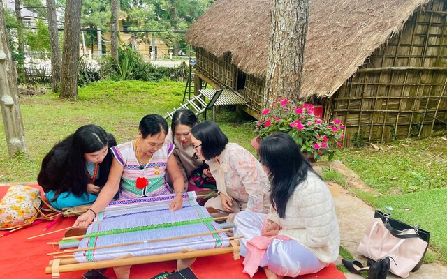 Độc đáo nghề dệt thổ cẩm và âm nhạc cồng chiêng của người M'nông