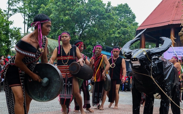Nỗ lực phục hồi, bảo tồn văn hoá DTTS gắn với phát triển du lịch