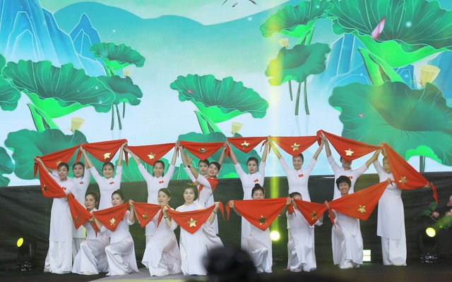 Hàng trăm phụ nữ Thủ đô đồng diễn Áo dài: Di sản Áo dài tỏa sáng