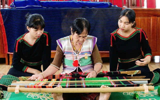 Lâm Đồng tập huấn phương pháp điều tra, kiểm kê di sản văn hoá nghề dệt thổ cẩm của dân tộc Mạ