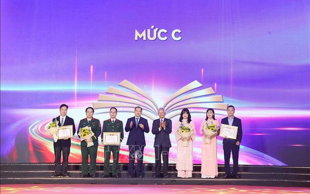 Lễ trao tặng thưởng các tác phẩm lý luận, phê bình văn học, nghệ thuật xuất bản