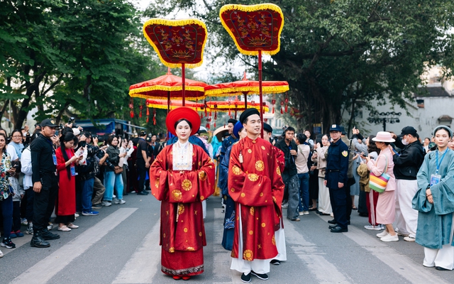 Rực rỡ đoàn rước Việt phục “Bách Hoa Hỷ Sự” tại không gian phố đi bộ Hồ Hoàn Kiếm