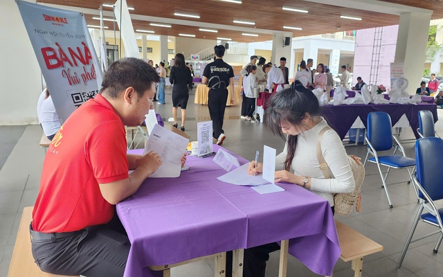 Trường Cao đẳng Du lịch Huế tổ chức Lễ trao bằng tốt nghiệp và Ngày hội việc làm năm 2025