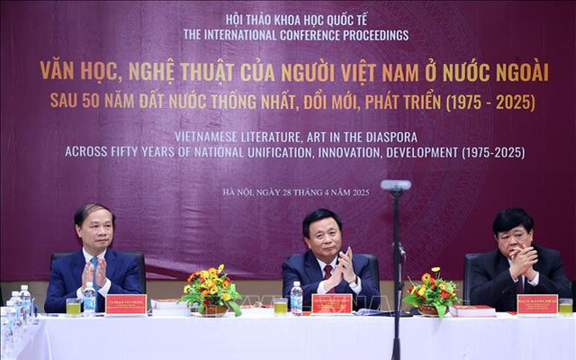 Tạo điều kiện phát triển văn học, nghệ thuật của người Việt Nam ở nước ngoài
