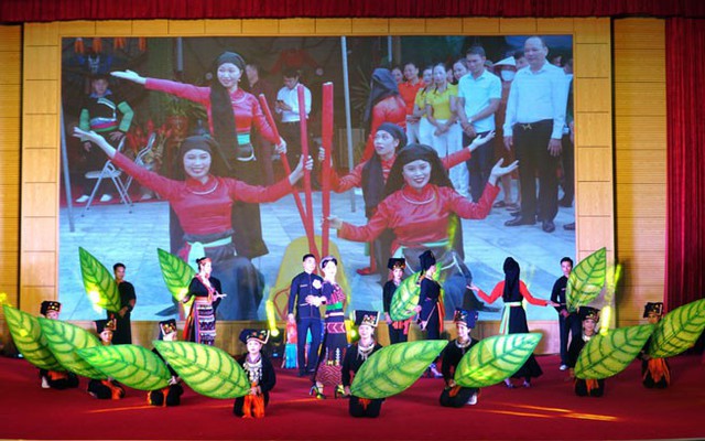 Tổ chức Liên hoan Nghệ thuật quần chúng - Trình diễn trang phục các dân tộc tỉnh Yên Bái