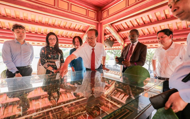 Giám đốc Trung tâm Di sản thế giới đến thăm Quần thể Di tích Cố đô Huế