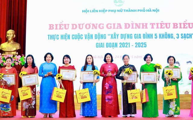 Biểu dương gia đình tiêu biểu trong thực hiện Cuộc vận động “Xây dựng gia đình 5 không, 3 sạch”