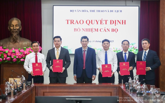  Trao các quyết định bổ nhiệm cán bộ tại Bộ VHTTDL