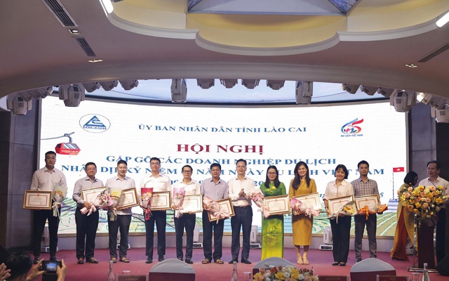 Chủ tịch UBND tỉnh Lào Cai trao Bằng khen cho YeaH1 vì đóng góp phát triển du lịch qua chương trình “Gia Đình Haha”
