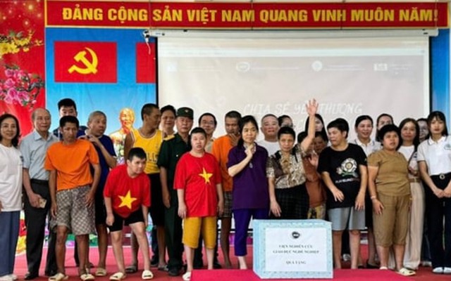 Tặng quà các nạn nhân nhiễm chất độc da cam