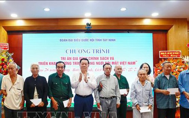 Trưởng ban Tuyên giáo và Dân vận Trung ương Nguyễn Trọng Nghĩa tặng quà gia đình chính sách tại tỉnh Tây Ninh