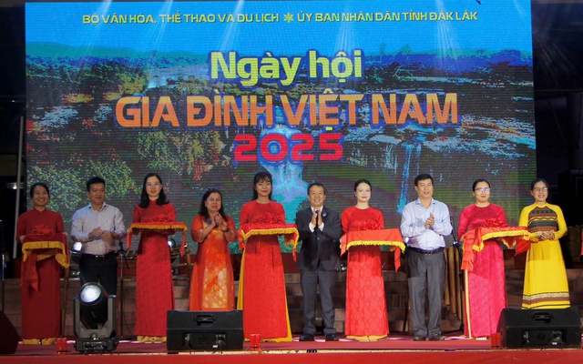 Tặng Bằng khen cho các tập thể có thành tích tham gia đóng góp vào thành công của "Ngày hội Gia đình Việt Nam năm 2025"