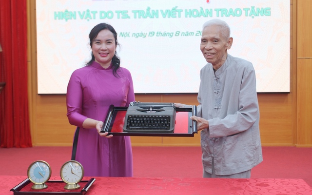 Nguyên Giám đốc Khu Di tích Trần Viết Hoàn trao tặng hiện vật quý về Bác Hồ