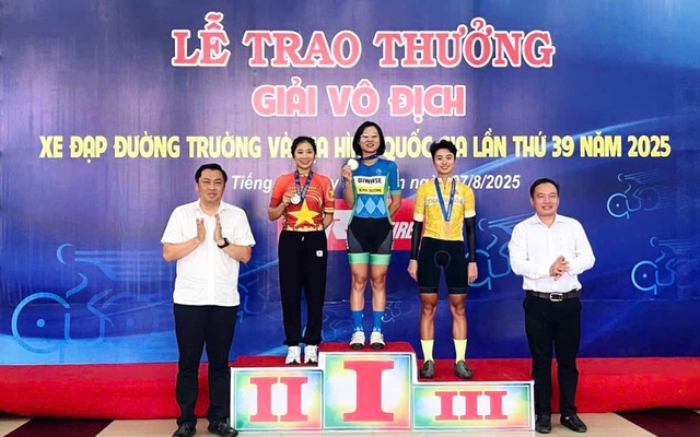 Trao thưởng nội dung Xe đạp địa hình- Giải vô địch xe đạp đường trường và địa hình quốc gia năm 2025
