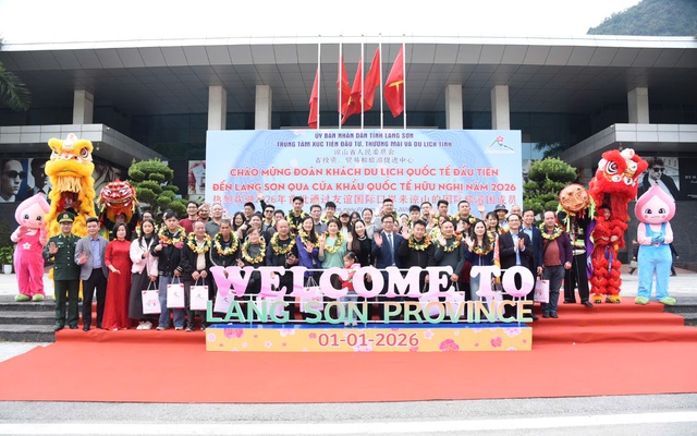 Lạng Sơn rộn ràng đón đoàn khách du lịch đầu tiên “xông đất” năm 2026