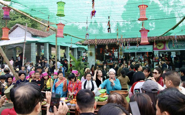 Rộn ràng Phiên chợ vùng cao tại Làng Văn hóa - Du lịch các dân tộc Việt Nam