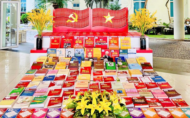 Thư viện Đà Nẵng trưng bày thông tin, giới thiệu sách chào mừng Đại hội XIV của Đảng
