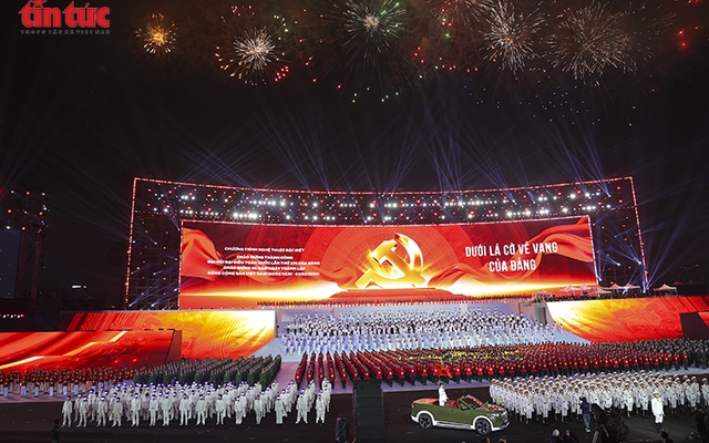 Hà Nội: Tổng duyệt Chương trình nghệ thuật đặc biệt 'Dưới lá cờ vẻ vang của Đảng'