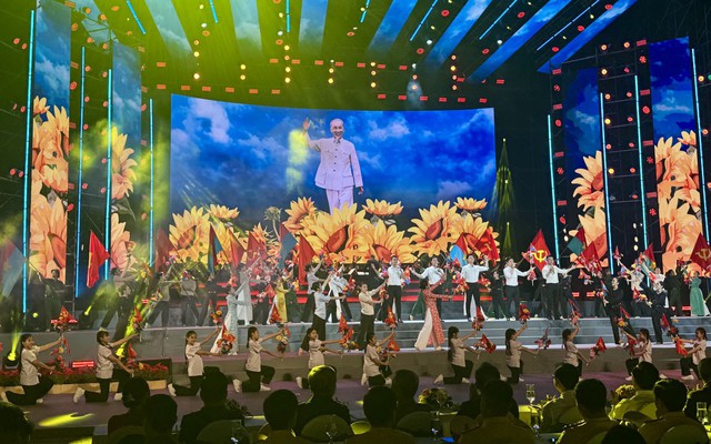 Chương trình nghệ thuật 'Ánh sáng niềm tin và khát vọng' chào mừng thành công Đại hội XIV của Đảng