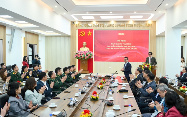 Trao 40.000 báo Xuân Bính Ngọ 2026 tới cán bộ, chiến sĩ biên giới và hải đảo