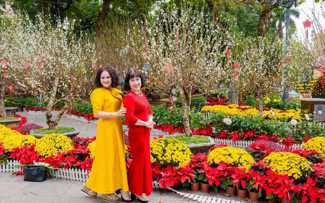 Du khách tấp nập check-in không gian hoa xuân ấn tượng giữa lòng Hà Nội