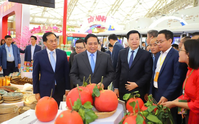 Thủ tướng Chính phủ Phạm Minh Chính tham quan các gian hàng tại Hội chợ Mùa Xuân 2026