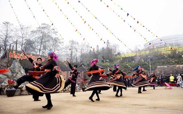 Sa Pa: Hàng nghìn du khách hào hứng "Mở cổng trời", trẩy hội Bản Mây tại Fansipan