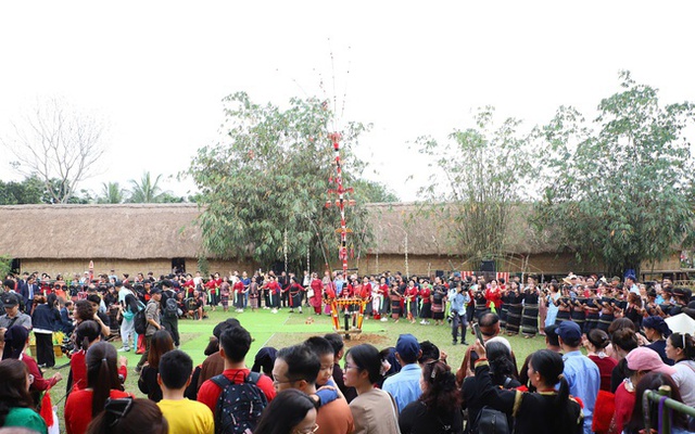 Rộn ràng “Mùa xuân và tuổi trẻ” tại Làng Văn hóa - Du lịch các dân tộc Việt Nam