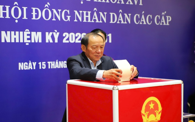 Bộ trưởng Nguyễn Văn Hùng bỏ phiếu bầu cử tại Khu vực số 7, phường Xuân Đỉnh, Hà Nội