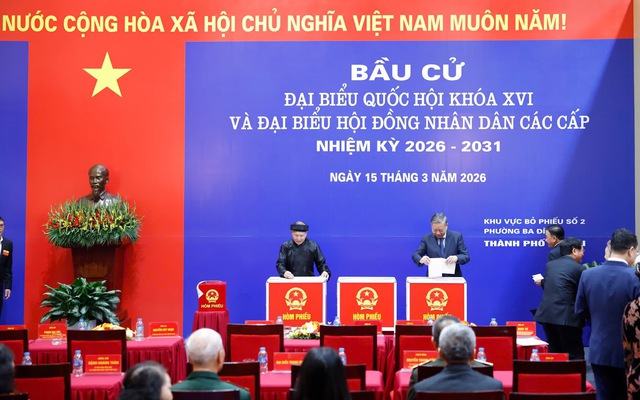 Tổng Bí thư Tô Lâm cùng các đồng chí lãnh đạo Đảng, Nhà nước thực hiện quyền cử tri