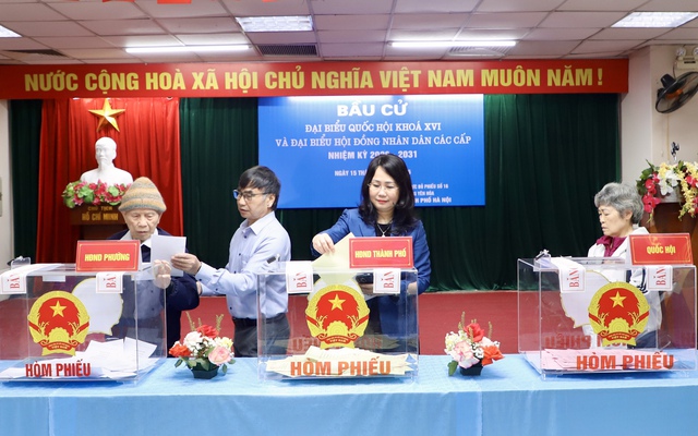 Thứ trưởng Thường trực Lâm Thị Phương Thanh bỏ phiếu bầu cử tại Khu vực số 16, phường Yên Hòa, Hà Nội