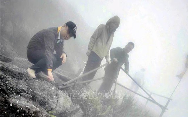 Quảng Ninh: Kịp thời gia cố lan can các khu vực nguy hiểm trên chùa Đồng - Yên Tử