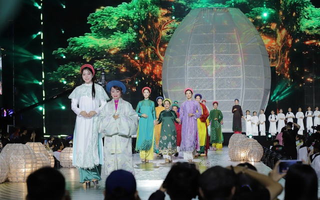 Rực rỡ đêm khai mạc Lễ hội Áo dài TP.HCM lần thứ 12 